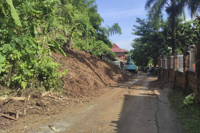 Banjir bandang menerjang sejumlah desa di wilayah Karawang Selatan pada Selasa (19/11) malam. Foto: Dok. Istimewa