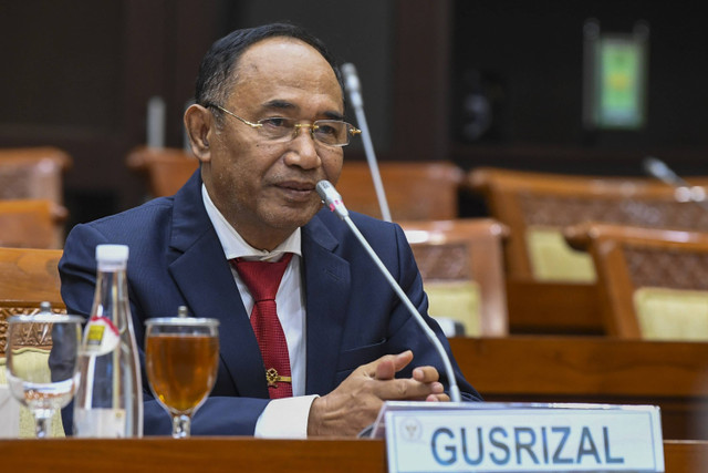 Calon anggota Dewan Pengawas (Dewas) KPK Gusrizal mengikuti uji kelayakan dan kepatutan dengan Komisi III DPR di Kompleks Parlemen, Senayan, Jakarta, Rabu (20/11/2024). Foto: Galih Pradipta/ANTARA FOTO