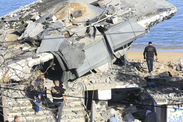 Tim inspeksi tentara Lebanon memeriksa kerusakan di lokasi serangan udara Israel semalam yang menargetkan salah satu posisi mereka di kota pesisir Lebanon selatan, Sarafand, Rabu (20/11/2024). Foto: Mahmoud Zayyat/AFP