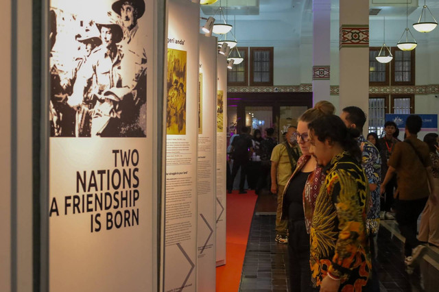 Pameran bertajuk “Two Nations: a Friendship is Born” yang berlangsung di Museum De Javasche Bank, Surabaya. Pameran ini digelar dalam rangka memperingati 75 tahun hubungan diplomatik Australia-Indonesia. Foto: Diskominfo Surabaya