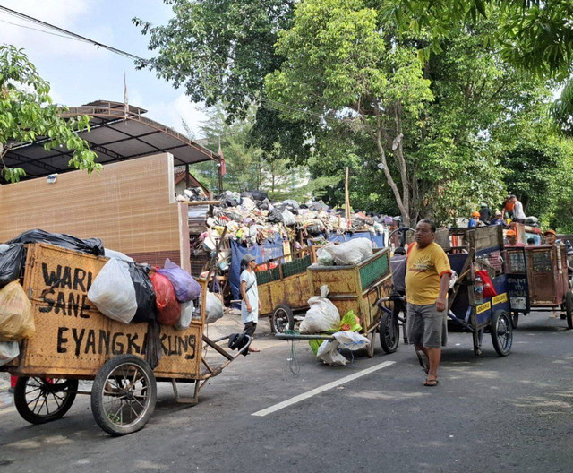 Tumpukan sampah di TPS Mandala Krida. (Foto: M Wulan)