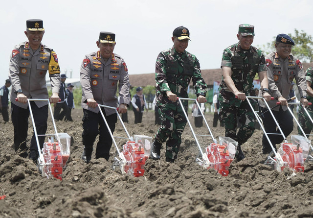 Panglima TNI Agus Subiyanto bersama Kapolri Listyo Sigit Prabowo menghadiri Peluncuran Gugus Tugas Polri untuk mendukung ketahanan pangan sekaligus meninjau langsung program ketahanan pangan di Desa Bulang, Kabupaten Sidoarjo, Rabu (20/11/2024). Foto: Dok. Puspen TNI