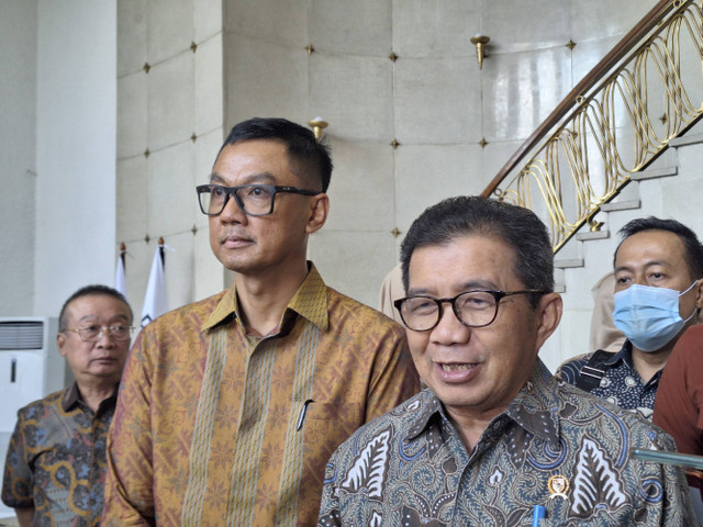 Dirut PT PLN (Persero) Darmawan Prasodjo bersama Kepala BPI Danantara Muliaman Hadad di Gedung Danantara, Rabu (20/11/2024).  Foto: Argya D. Maheswara/kumparan 