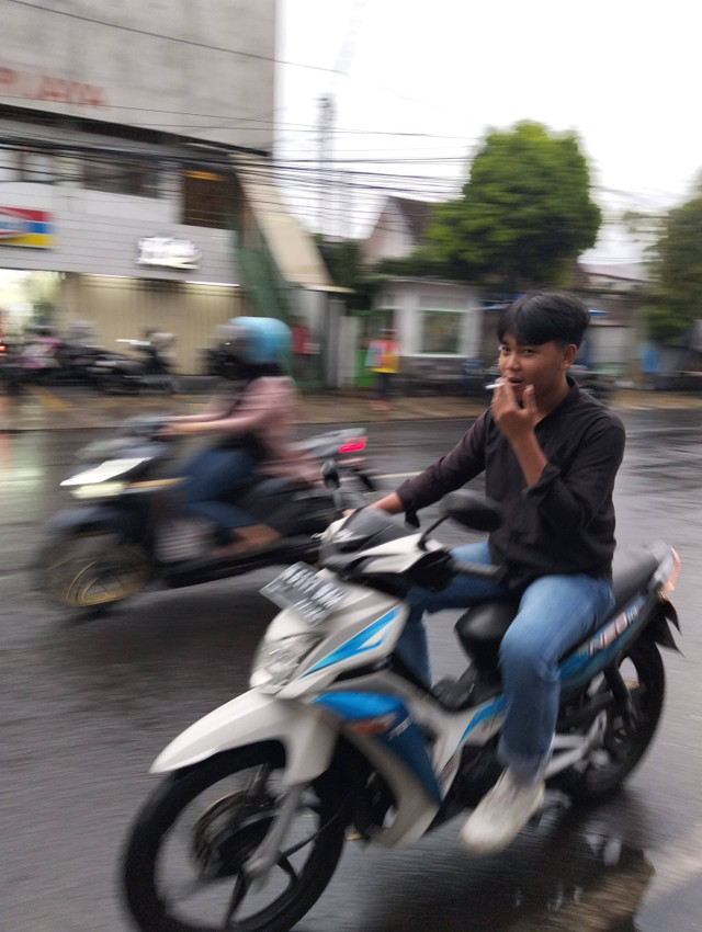 Dokumentasi Asli: Pengendara Motor yang Merokok di Jalan