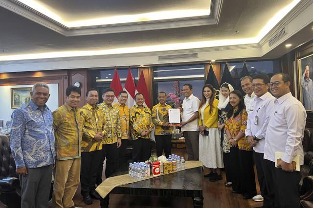 Ketum Golkar Bahlil Lahadalia menerima SK kepengurusan partai Golkar di Kementerian Hukum, Jakarta Selatan, Rabu (20/11/2024).  Foto: Haya Syahira/kumparan