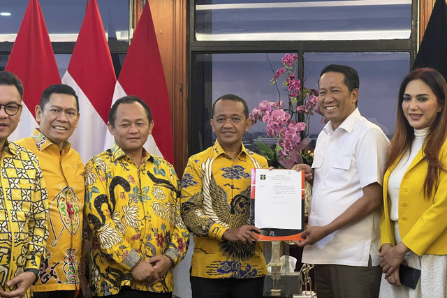 Ketum Golkar Bahlil Lahadalia menerima SK kepengurusan partai Golkar di Kementerian Hukum, Jakarta Selatan, Rabu (20/11/2024).  Foto: Haya Syahira/kumparan