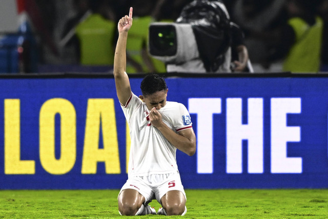 Pemain Timnas Indonesia Rizky RIdho Ramadhani mencium logo Garuda Pancasila pada kaosnya pada pertandingan Grup C putaran 3 Kualifikasi Piala Dunia 2026 Zona Asia di Stadion Utama Gelora Bung Karno, Jakarta, Selasa (19/11/2024). Foto: Rivan Awal Lingga/ANTARA FOTO