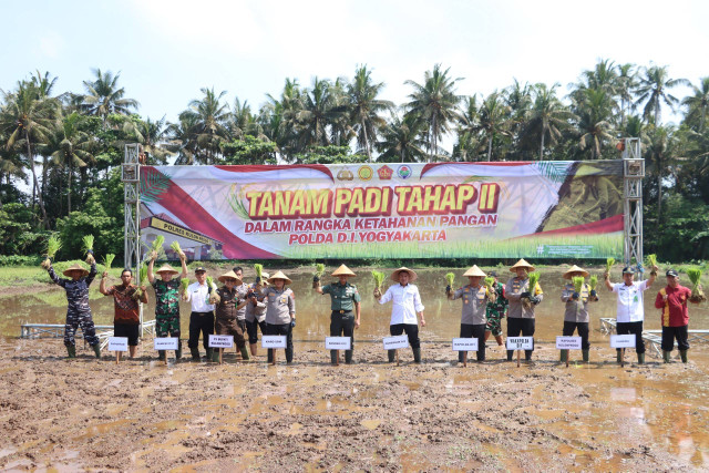 Acara simbolik penanaman padi di lahan tidur di Galur, Kulon Progo, Rabu (20/11). Foto: Polres Kulon Progo