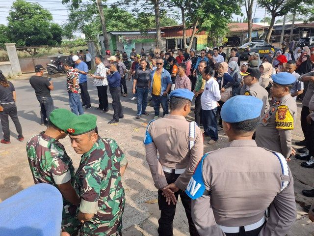 Kantor KPU kota Metro dijaga ketat pasca pembatalan paslon Wali Kota dan Wakil Wali kota Metro, Wahdi-Qomaru. | Foto: istimewa