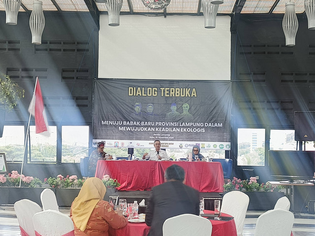 Calon wakil gubernur nomor urut 01, Sutono dan calon wakil gubernur nomor urut 02, Jihan Nurlela dalam kegiatan dialog terbuka menuju babak baru Provinsi Lampung dalam mewujudkan keadilan ekologis | Foto : Eka Febriani/ Lampung Geh