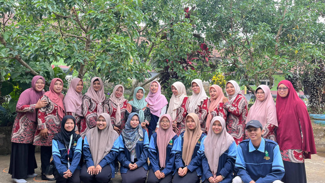 Foto Bersama Mahasiswa KKN UIN Walisongo Semarang Posko 11 dengan Guru TK Gugus Dahlia Kecamatan Jambu