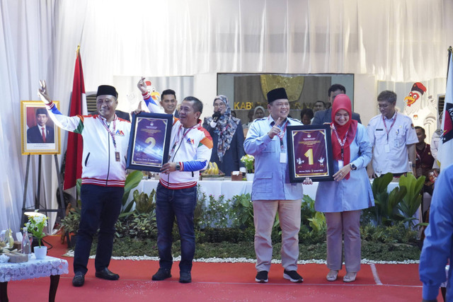 Paslon Bupati dan Wakil Bupati pada Pilkada Karawang 2024, Acep Jamhuri dan Gina Fadlia Swara dengan nomor urut 1, serta Aep Syaepuloh dan Maslani di nomor urut 2, Rabu (20/11/2024). Foto: Dok. Istimewa