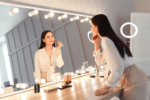 Ilustrasi perempuan sedang makeup. Foto: Shutterstock.com