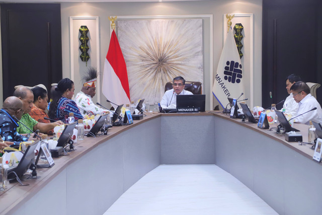 Menaker Yassierli menerima audiensi dari Majelis Rakyat Papua (MRP) dalam membahas strategi optimalisasi BLK Papua di Kantor Kemnaker Jakarta, Rabu (20/11/2024). Foto: Dok. Kemnaker