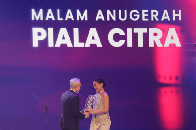 Sutradara sekaligus aktor Lukman Sardi menyerahkan piala citra kepada aktris  Jatuh Cinta Seperti di Film-film Nirina Zubir saat Malam Anugerah Piala Citra Festival Film Indonesia(FFI) 2024 di ICE BSD, Kabupaten Tangerang, Banten, Rabu (20/11/2024). Foto: Jamal Ramadhan/kumparan