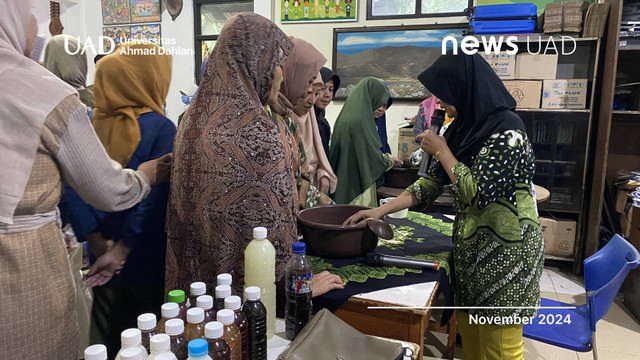 KKN Universitas Ahmad Dahlan (UAD) Dorong Kader ‘Aisyiyah dan KWT Kelola Eco Enzim (Dok. KKN UAD)