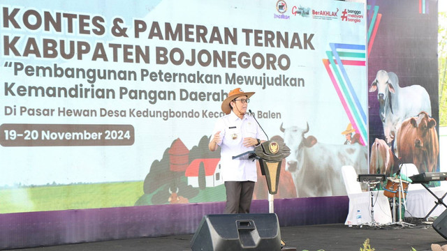 Pj Bupati Bojonegoro, Adriyanto, saat hadiri kontes dan pameran ternak 2024, di Pasar Hewan Desa Kedungbondo, Kecamatan Balen, Kabupaten Bojonegoro. Rabu (20/11/2024) (Aset: Istimewa)