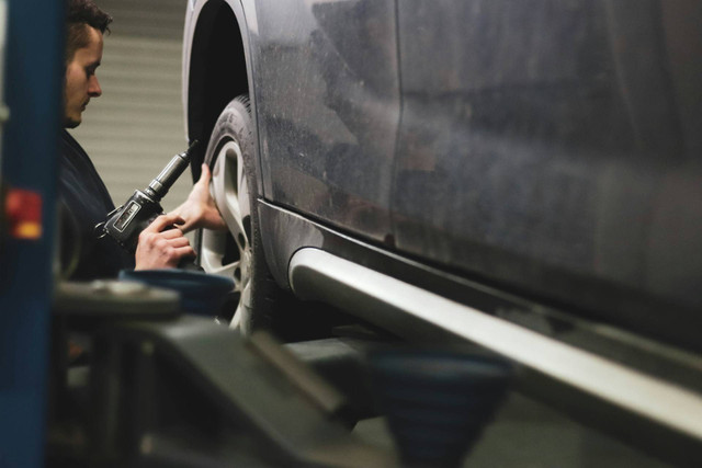 Toko Sparepart Mobil Semarang. Foto hanya ilustrasi, bukan tempat sebenarnya. Sumber: unsplash.com/Benjamin Brunner.