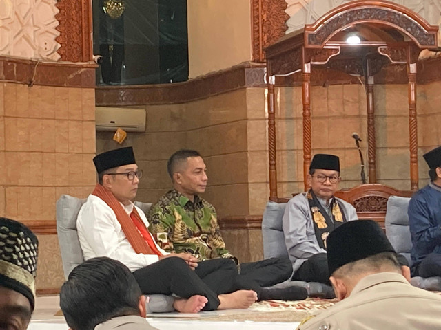 Ketiga Calon Gubernur Jakarta Ridwan Kamil, Dharma Pongrekun, dan Pramono Anung terlibat dalam diskusi di sesi jeda live, Jakarta Selatan. Kamis (21/11/2024).  Foto: Alya Zahra/kumparan 