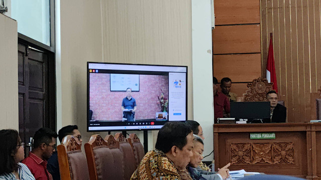 Tom Lembong dihadirkan secara virtual dalam sidang praperadilan di PN Jakarta Selatan, Kamis (21/11/2024). Foto: Jonathan Devin/kumparan