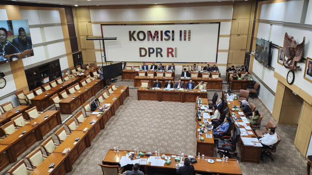 Cadewas KPK Heru Kreshna Reza, saat menjalani sesi konsultasi dan pendalaman di Komisi III DPR RI, Kamis (21/11/2024). Foto: Fadhil Pramudya/kumparan