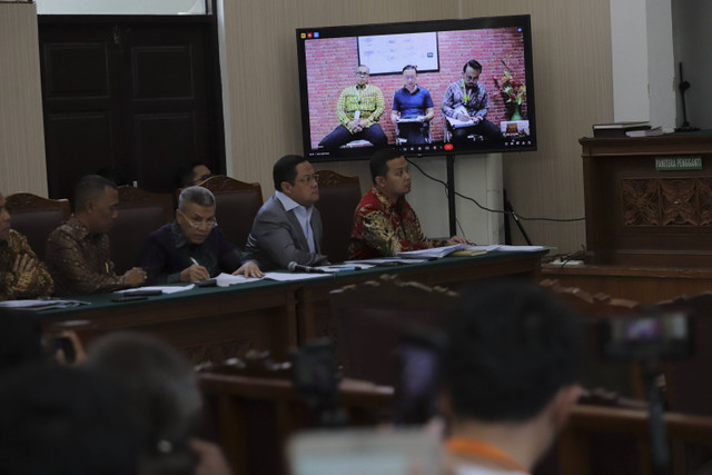 Tim kuasa hukum Thomas Trikasih Lembong atau Tom Lembong membacakan materi pembelaan saat sidang praperadilan Tom Lembong di PN Jakarta Selatan, Jakarta, Kamis (21/11/2024). Foto: Jamal Ramadhan/kumparan