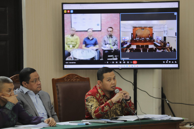 Tim kuasa hukum Thomas Trikasih Lembong atau Tom Lembong membacakan materi pembelaan saat sidang praperadilan Tom Lembong di PN Jakarta Selatan, Jakarta, Kamis (21/11/2024). Foto: Jamal Ramadhan/kumparan