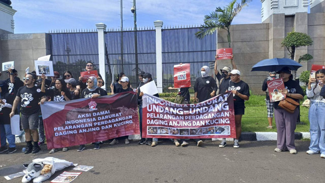 Sejumlah pengunjuk rasa mengikuti Aksi protes soal usul RUU larang konsumsi daging anjing dan kucing dicoret dari Prolegnas 2025-2029 di depan Gedung DPR RI, Jakarta, Kamis (21/11/2024). Foto: Haya Syahira/kumparan