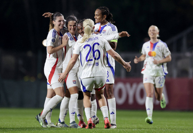 Sejumlah pemain Olympique Lyonnais berselebrasi usai mencetak gol ke gawang AS Roma. Foto: Remo Casilli/REUTERS