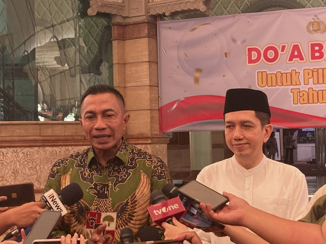 Pasangan Calon Gubernur (Cagub) Jakarta nomor urut 2, Dharma Pongrekun dan Kun Wardana usai menghadiri Tabligh Akbar Pemilu Damai 2024, di Masjid Al-Kautsar Polda Metro Jaya, Jakarta Selatan, Kamis (21/11/2024).  Foto: Alya Zahra/kumparan 