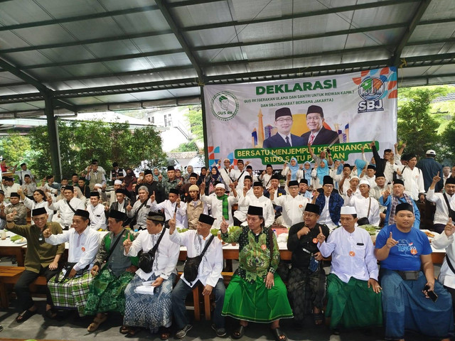 Ratusan ulama dan santri dari Jakarta, memutuskan bergabung dalam Gerakan Ulama dan Santri untuk Ridwan Kamil (Gus RK) dan Sahabat Bersama Jakarta (SBJ), mendeklarasikan dukungan pada pasangan Ridwan Kamil-Suswono. (Foto: Istimewa)