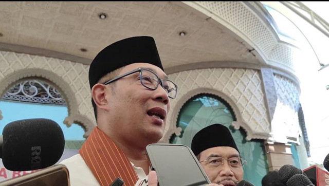 Calon Gubernur (Cagub) Jakarta Ridwan Kamil menjawab pertanyaan wartawan usai menghadiri Tabligh Akbar Pemilu Damai 2024, di Masjid Al Kautsar, Jakarta Selatan, Kamis (21/11/2024). Foto: Alya Zahra/kumparan 