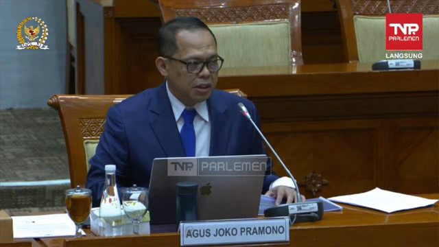 Calon pimpinan KPK Agus Joko Pramono saat mengikuti uji kelayakan dan kepatutan bersama Komisi III DPR di Kompleks Parlemen, Senayan, Jakarta, Senin (18/11/2024). Foto: Youtube/Komisi III DPR RI Channel