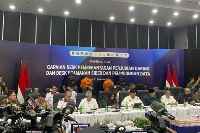 Menko Polkam Budi Gunawan bersama Menkodigi Meutya Hafid memberikan keterangan pers capaian desk pemberantasan perjudian daring dan desk keamanan siber serta pelindungan data di Kemenkomdigi, Jakarta, Kamis (21/11/2024). Foto: Luthfi Humam/kumparan