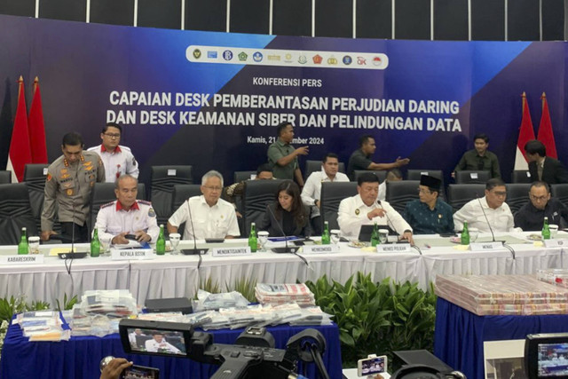 Menko Polkam Budi Gunawan bersama Menkodigi Meutya Hafid memberikan keterangan pers capaian desk pemberantasan perjudian daring dan desk keamanan siber serta pelindungan data di Kemenkomdigi, Jakarta, Kamis (21/11/2024). Foto: Luthfi Humam/kumparan