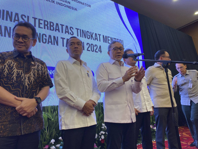 Menteri Koordinator Bidang Pangan Zulkifli Hasan menggelar rapat koordinasi pangan tingkat menteri di Jakarta, Kamis (21/11/2024). Foto: Muhammad Fhandra Hardiyon/kumparan