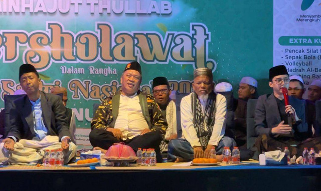 Ruksamin saat menggelar shoalawat bersama di Ponpes Konawe Selatan.