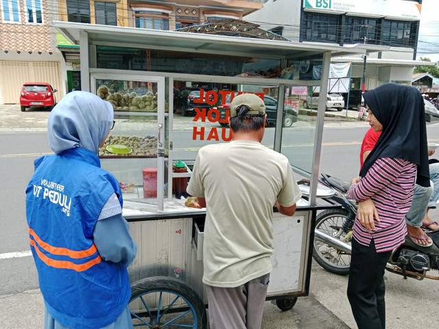 Usaha Ansori Semakin Berkembang Berkat Dukungan DT Peduli dan YBM PLN