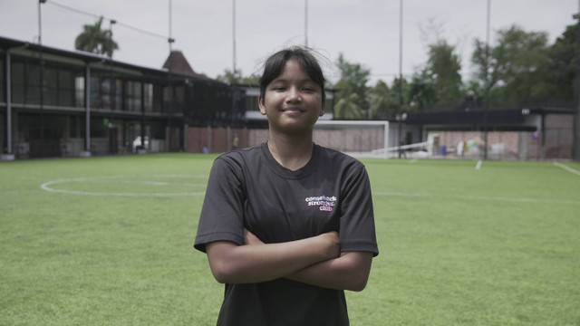 Pemain Timnas Wanita Indonesia Indira Jenna Almira berpose usai diwawancarai kumparanBOLANITA di The Forum Sportshub, Bintaro, Rabu (6/11/2024). Foto: Andi Fajar/kumparan