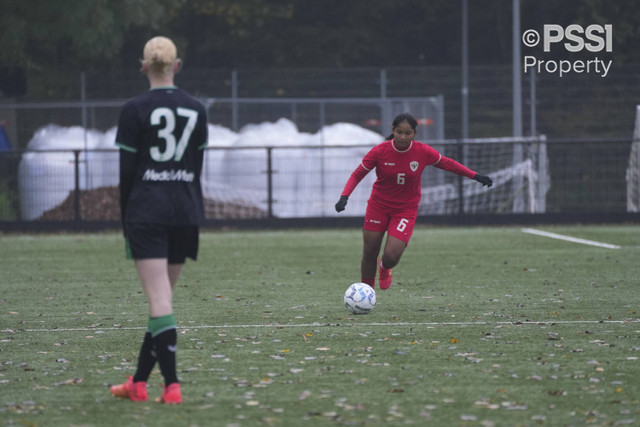 Jenna Almira, pemain Timnas Wanita Indonesia, saat menghadapi Timnas Wanita Belanda dan Feyenoord di Belanda. Foto: Dok. PSSI