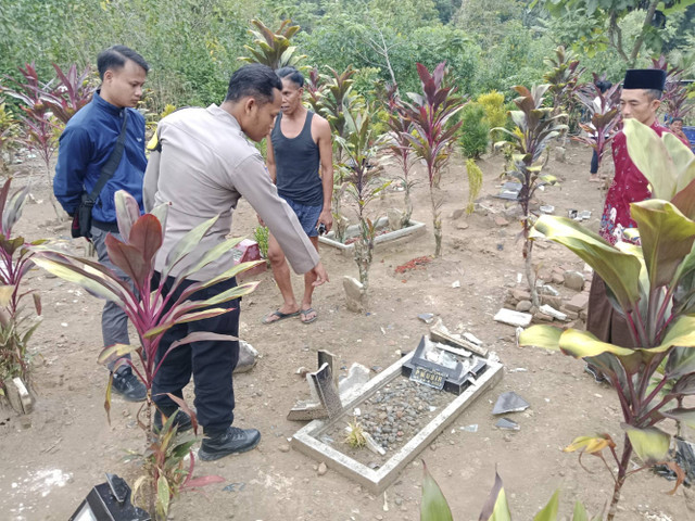 40 makam di area TPU Dusun Tapak Lembu dirusak orang tak dikenal pada Rabu (20/11/2024). Foto: Dok. Polsek Sempu