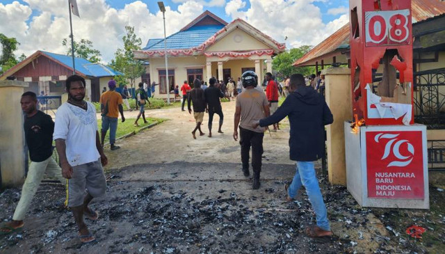 Kantor Badan Kepegawaian dan Pengembangan Sumber Daya Manusia (BKPSDM) Kabupaten Mappi, Provinsi Papua Selatan dibakar massa, imbas pengumuman seleksi CPNS formasi 2024. Foto: Polda Papua.