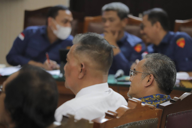 Ahli pangan Fakultas Pertanian IPB Prof. Dwi Andreas Santosa, Ahli hukum pidana Dr. Mudzakkir, dan Ahli hukum acara pidana Dr. Chairul Huda, hadir dalam sidang praperadilan kasus Tom Lembong di PN Jaksel, Kamis (21/11/2024). Foto: Jamal Ramadhan/kumparan