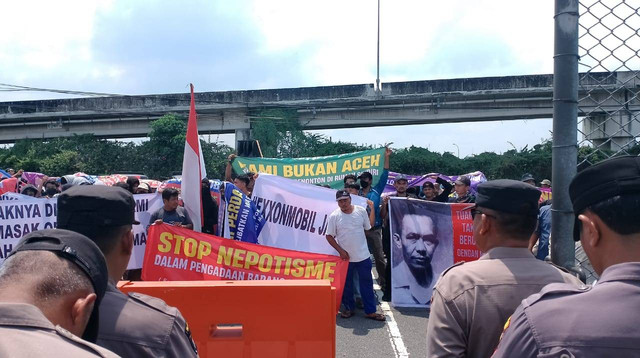 Sejumlah masyarakat saat lakukan demonstrasi atau aski damai di depan gerbang fly over, di Desa Ngraho, Kecamatan Gayam, Kabupaten Bojonegoro. Kamis (21/11/2024). (Aset: Istimewa)