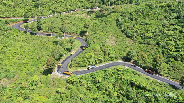 Hutama Karya bekerja sama dengan Operasi / KSO Hutama-Abipraya dalam merampungkan proyek Pelebaran dan Perbaikan Geometrik Jalan Soreang-Rancabali - Cidaun di Kabupaten Bandung dan Cianjur. Foto: Dok. Hutama Karya