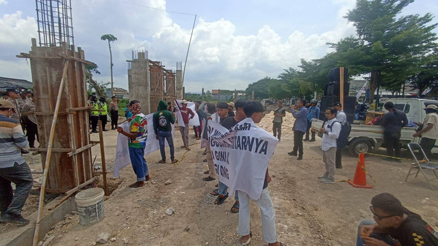 Kontraktor dan masyarakat sekitar Blok Cepu saat datangi Kantor Dewan Perwakilan Rakyat Daerah (DPRD) Bojonegoro. Kamis (21/11/2024) (Aset: Istimewa)