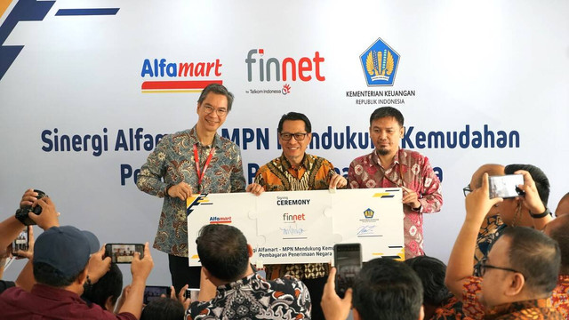 Marketing Director Alfamart, Ryan Alfons Kaloh (kiri), Direktur Enterprise Business Finnet, Aziz Sidqi (tengah), dan Kepala Seksi Pengelolaan Rekening Penerimaan, Direktorat Pengelolaan Kas Negara, Hatta Hasanudin (kanan) pada peluncuran layanan MPN di toko Alfamart Drive Thru Alam Sutera, Tangerang, Kamis (21/11/2024). Foto: Dok. Alfamart