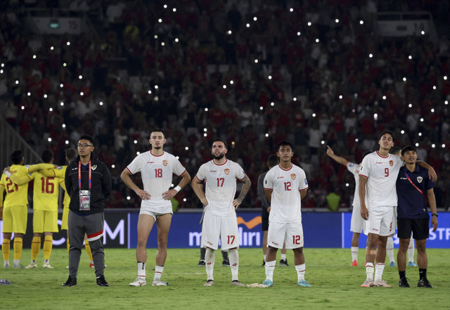 Sejumlah pemain Timnas Indonesia menyanyikan lagu tanah airku seusai pertandingan Grup C putaran 3 Kualifikasi Piala Dunia 2026 Zona Asia di Stadion Utama Gelora Bung Karno, Jakarta, Selasa (19/11/2024). Foto: Ajeng Dinar Ulfiana/REUTERS 