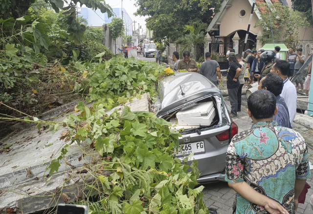 Tembok pembatas sepanjang 20 meter ambruk menimpa mobil di Jalan Pedurungan Kidul IA, Kota Semarang, Kamis (21/11/2024). Foto: Intan Alliva Khansa/kumparan