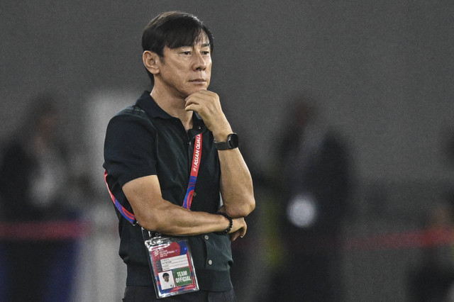 Pelatih Timnas Indonesia Shin Tae Yong mengamati permainan anak asuhnya pada pertandingan Grup C putaran ketiga Kualifikasi Piala Dunia 2026 Zona Asia di Stadion Utama Gelora Bung Karno, Senayan, Jakarta, Selasa (19/11/2024). Foto: Aprillio Akbar/ANTARA FOTO